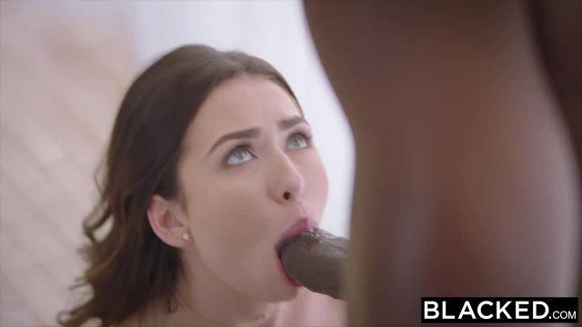 Сисястая сучка бёрёт за щёку огромный член негра перед трахом - #4