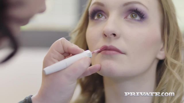 Худая стерва в чулках на фотосессии получает двойной трах - #1