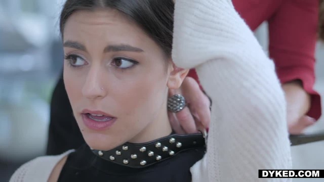 Опытная лесбиянка в чулках наказывает молодую подругу страпоном - #2