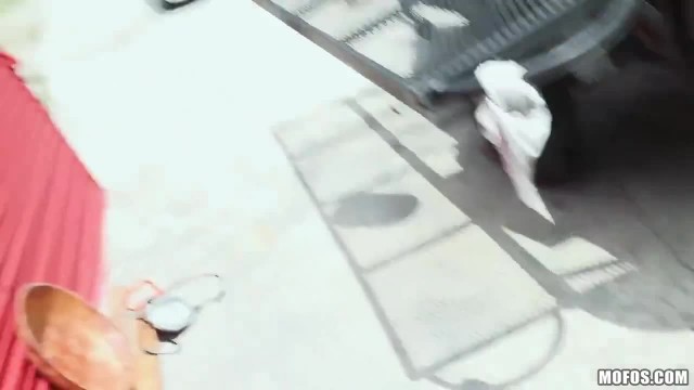 Мужик на отдыхе за деньги присунул ствол в пилотку блондинке на улице - #2