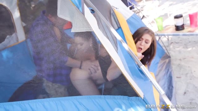 Супружеская пара пригласила девушку для групповушки втроём в палатке - #6