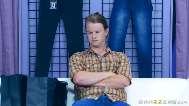 Парень присунул в магазине огромный член в анал блондинки - #6