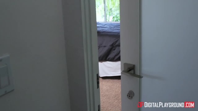 Парень вставил член на кухонном столе в миссионерской позе блондинке - #1