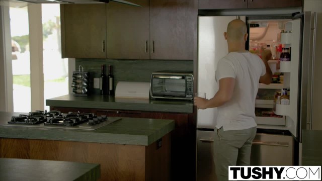 Молодая стерва  в гостях насадилась анальной дыркой на член мужика - #3