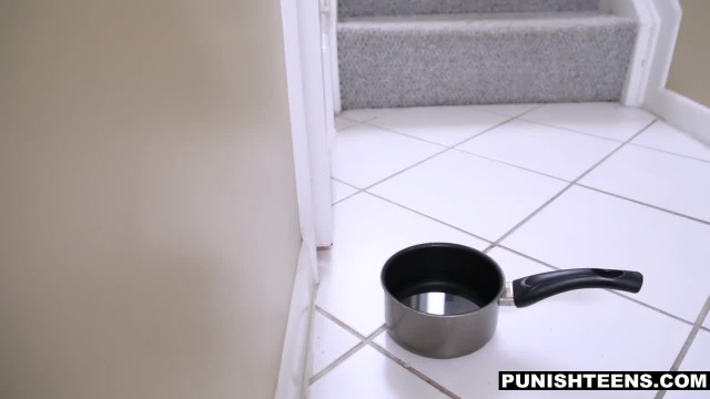 Две жопастых девушки устроили лесбийские ласки перед оргией втроём - #1