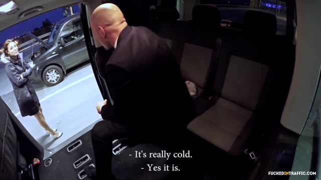Стройная девушка в машине подставила свои дырочки лысому мужику - #1